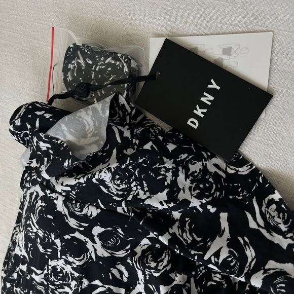 DKNY Women’s One Piece Swimsuit. Black and White Size 8!! - Picture 6 of 7